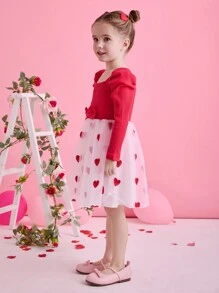 Glamorique Kids Vestido de manga larga con malla con diseño de corazón rojo para niña en el Día de San Valentín. El rojo es el color clásico que representa la pasión y el romance del Día de San Valentín. El patrón de corazón hace eco directo del tema emocional del Día de San Valentín, lo que le da a este vestido una calidez y dulzura visual para la festividad. El diseño de manga larga es adecuado para llevar en las temporadas de primavera y otoño del Día de San Valentín, lo que lo hace práctico y a la moda.