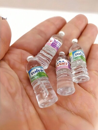 Juego de decoración navideña en miniatura 1:12 - Mini botella de agua mineral simulada de resina, accesorios para casa de muñecas, decoración navideña DIY para el hogar, modelos de regalos en miniatura para coleccionistas, adornos festivos, réplica de botella mini realista, decoración del árbol de Navidad