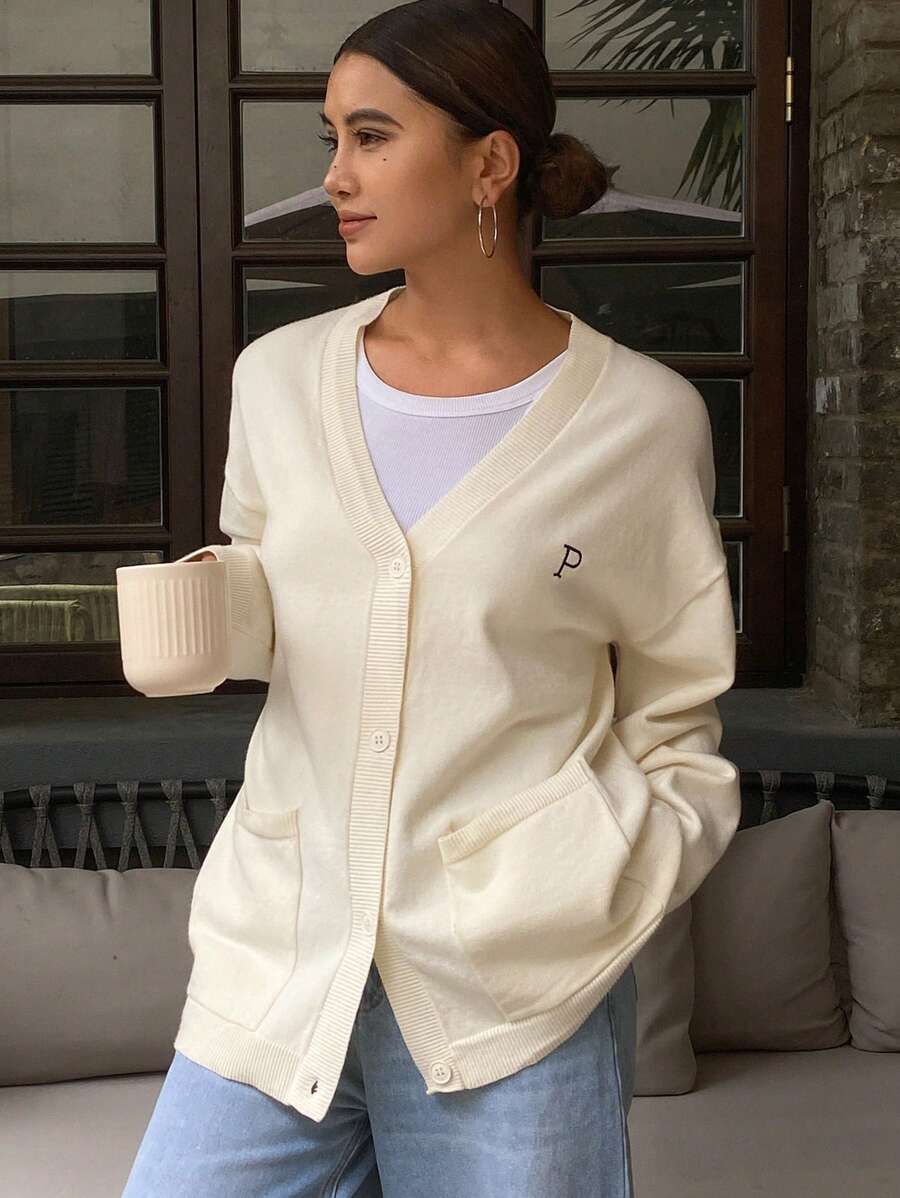 DAZY Cárdigan holgado con cuello en V y bordado de letras para mujer, ropa de otoño - Beis - Ver 1