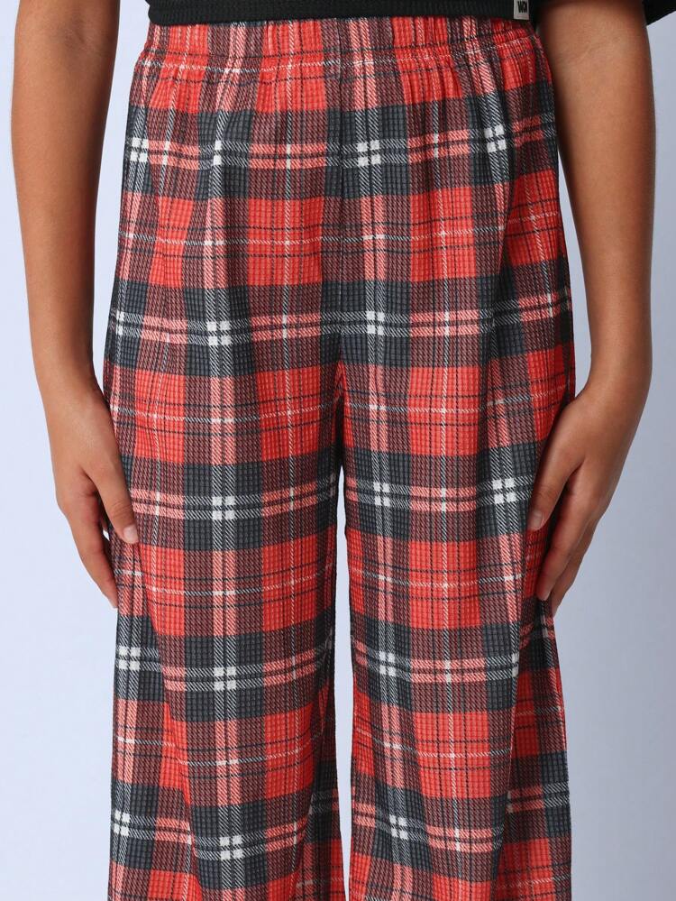 Kurzes T-Shirt mit karierter Jogginghose