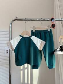 Conjunto de 2 piezas de camiseta de manga corta y cuello redondo suelta con parche decorativo y pantalón de cintura elástica para niño bebé, adecuado para primavera y verano - Verde - Ver 2