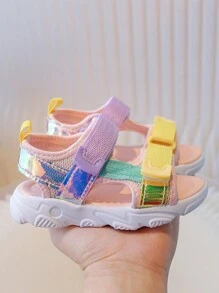 صنادل شاطئ ناعمة الأسفل بأخاذة الألوان للأولاد والبنات الصغار