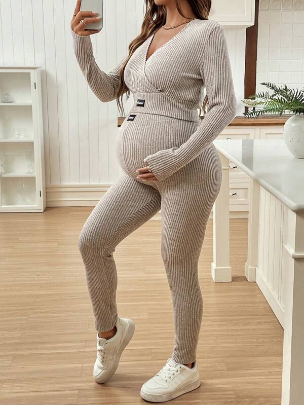 SHEIN Umstandsmode V-Ausschnitt Langarm Top mit Label und enge gestrickte Hose Sport-Outfit Set