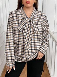 SHEIN Frenchy Camisa holgada de talla extra elegante con cuello de lazo y estampado de cuadros