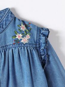 年轻女孩立领荷叶边花朵装饰长袖宫廷风褶边袖口休闲宽松牛仔衬衫 - 深色水洗藍 - 查看 3