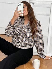 SHEIN Frenchy Camisa holgada de talla extra elegante con cuello de lazo y estampado de cuadros