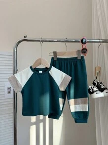 Conjunto de 2 piezas de camiseta de manga corta y cuello redondo suelta con parche decorativo y pantalón de cintura elástica para niño bebé, adecuado para primavera y verano - Verde - Ver 3