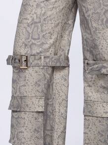 SUMWON WOMEN Pantalones cargo de pierna ancha con estampado de serpiente, detalles de hebilla, bolsillos utilitarios, cintura media, estilo bohemio de moda callejera para otoño e invierno - Marrón - Ver 4