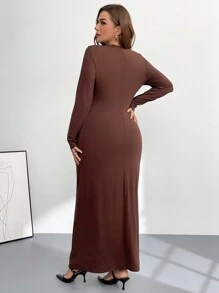 SHEIN Privé Tenue de Thanksgiving pour femmes de grande taille Tenues d'automne pour femmes Nouveau style à la mode et élégant Vêtements de bureau pour le travail Vêtements de travail pour le travail Conception à manches longues marron Conception de taille Robe longue moulante torsadée Robe élégante Robe de fête de Noël