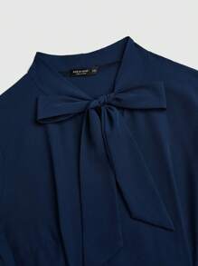 SHEIN Clasi 大码女式 V 领蝴蝶结荷叶边袖优雅连衣裙，办公室服装 - 藏蓝色 - 查看 5