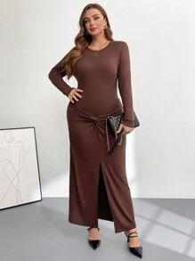 SHEIN Privé Tenue de Thanksgiving pour femmes de grande taille Tenues d'automne pour femmes Nouveau style à la mode et élégant Vêtements de bureau pour le travail Vêtements de travail pour le travail Conception à manches longues marron Conception de taille Robe longue moulante torsadée Robe élégante Robe de fête de Noël