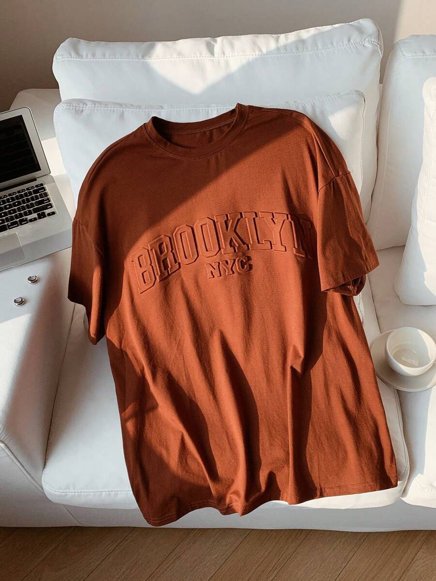 Comfortcana 女士夏季棕色字母浮雕落肩图案超大 T 恤 - 棕色 - 查看 1