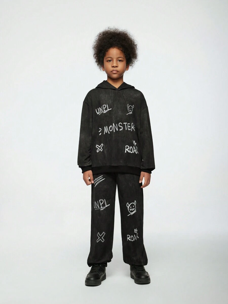 SHEIN Bộ 2 chiếc/bộ áo hoodie in chữ cổ điển thương hiệu Mỹ cho bé trai tuổi teen và quần in họa tiết rách có dây rút ở eo, trang phục dạo phố hip-hop, ván trượt - màu đen - Xem 1
