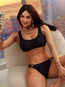 Conjunto de bikini para mujer con top corto de cuello cuadrado, rayas negras y decoración de argollas