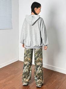 SHEIN Pantalones de punto a media cintura con estampado de camuflaje y ramas de árbol para adolescentes en otoño/invierno, sudadera con capucha gris con estampado de texto gráfico, pantalones cargo deportivos casuales y de regreso a la escuela