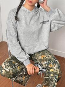 SHEIN Pantalones de punto a media cintura con estampado de camuflaje y ramas de árbol para adolescentes en otoño/invierno, sudadera con capucha gris con estampado de texto gráfico, pantalones cargo deportivos casuales y de regreso a la escuela