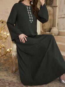 Al Najma Losse Maxi Arabische Stijl Jurk Met Ronde Halslijn En Delicaat Geborduurd Ontwerp, Elegant