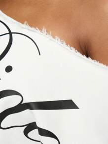 SUMWON WOMEN 露肩不对称短款上衣字母图案印花设计原始边缘夏季节日休闲街头风格酷炫 - 白色 - 查看 4