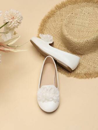 新款时尚舒适女童平底鞋，蝴蝶和花朵公主乐福鞋