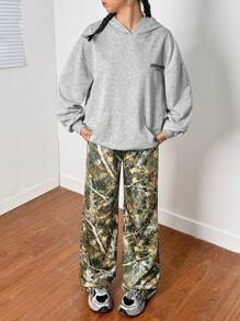 SHEIN Pantalones de punto a media cintura con estampado de camuflaje y ramas de árbol para adolescentes en otoño/invierno, sudadera con capucha gris con estampado de texto gráfico, pantalones cargo deportivos casuales y de regreso a la escuela