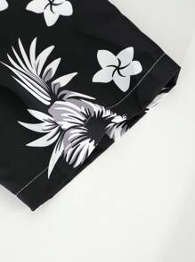 Manfinity RSRT Men's Floral Print Pattern Front ButtonDdown Lapel Short Sleeve Casual Shirt (Sold Asymmetrically) For Vacation, Holidays - Black and White - View 5