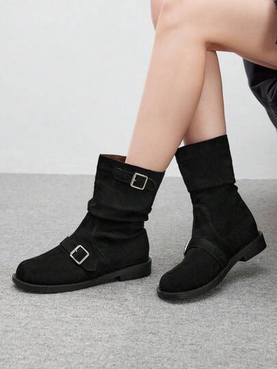 بوت جلدية سوداء متوسطة الساق مع تفاصيل أزرار مجعدة بطراز كلاسيكي، بوت سيدات تشبه بوت الفارس، بوت دراجات نارية ذات كعب مسطح وحذاء منصة سميك