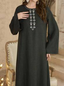 Al Najma Losse Maxi Arabische Stijl Jurk Met Ronde Halslijn En Delicaat Geborduurd Ontwerp, Elegant
