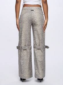 SUMWON WOMEN Pantalones cargo de pierna ancha con estampado de serpiente, detalles de hebilla, bolsillos utilitarios, cintura media, estilo bohemio de moda callejera para otoño e invierno - Marrón - Ver 2