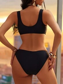 Conjunto de bikini para mujer con top corto de cuello cuadrado, rayas negras y decoración de argollas