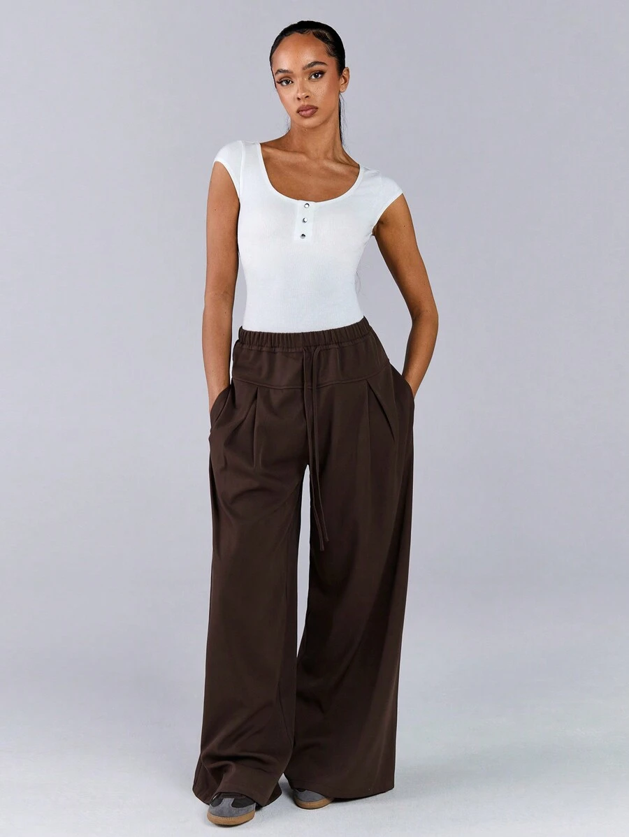 Athîral بدلة نسائية كاجوال من موحد اللون بياقة دائرية وأكمام قصيرة