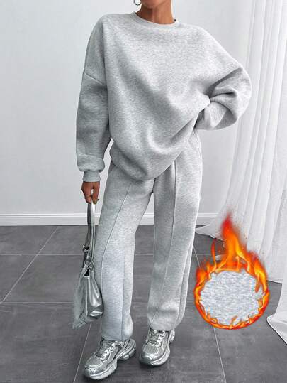 Conjunto oversize de mujer en gris claro jaspeado, de uso casual y diario