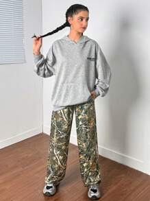 SHEIN Pantalones de punto a media cintura con estampado de camuflaje y ramas de árbol para adolescentes en otoño/invierno, sudadera con capucha gris con estampado de texto gráfico, pantalones cargo deportivos casuales y de regreso a la escuela