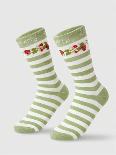 زوج من الجوارب طويلة حتى منتصف الساق للنساء بنقشة الفراولة المخطط باللونين الأخضر والأبيض، مناسب لجميع الفصول