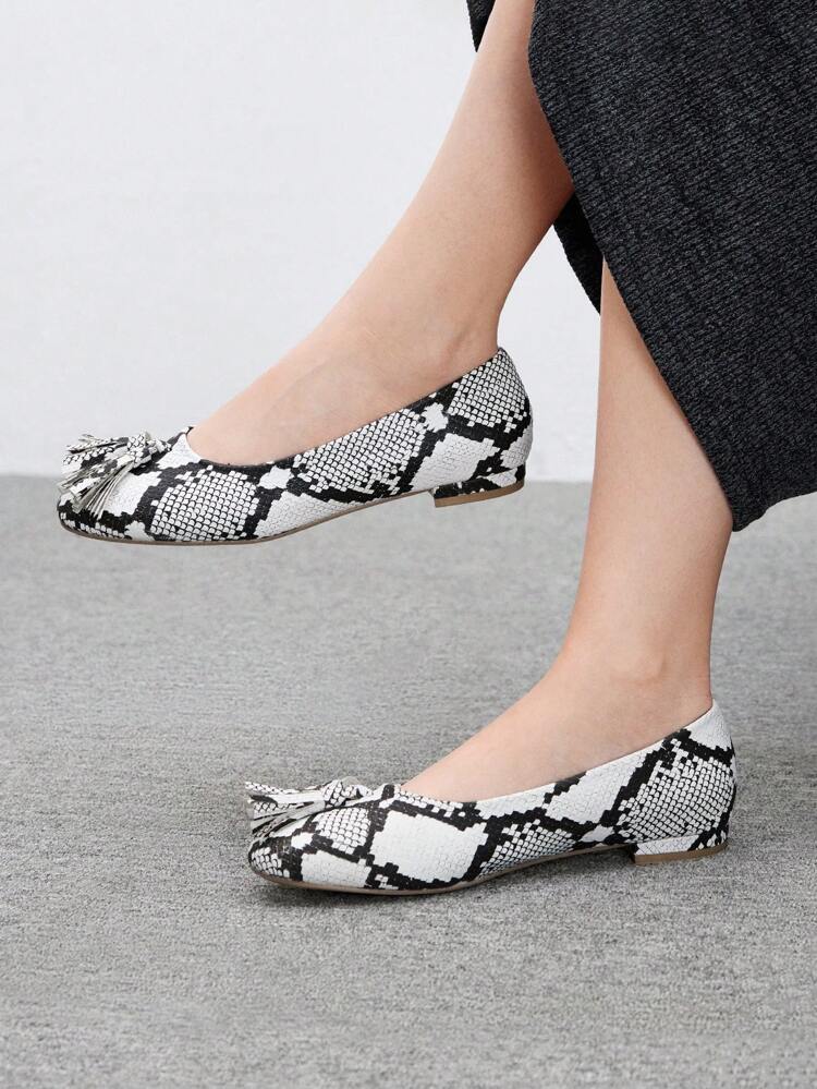 CUCCOO BIZCHIC Women's Square Toe Flat Flower Embellished Shoes, Fashion Comfortable PU Leather Daily And Party Slip-On