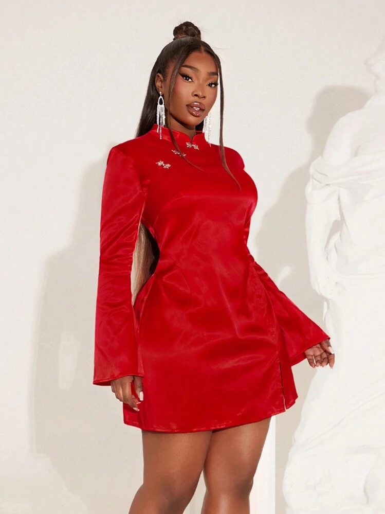 SHEIN SXY فستان قيباو بتصميم طوق معدني أحمر صيني كبير الحجم لغرب السيدات، مناسب للخريف والشتاء ، و حفلة عيد الميلاد، ولفصل الشتاء، وسهرة ما بعد منتصف الليل، وحفلة عروس العصا، ، أنيق وكاجوال، للتسوق والخروج، سهل التنسيق، يبرز جسمك ويظهره بشكل رائع، تعديل طول الهدب - الأحمر - مشاهدة 1