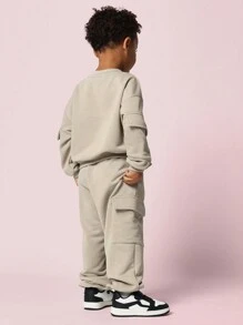 SUMWON 男童舒适圆领卫衣，袖口带实用口袋，搭配工装裤两件套，度假必备 - 卡其色 - 查看 2