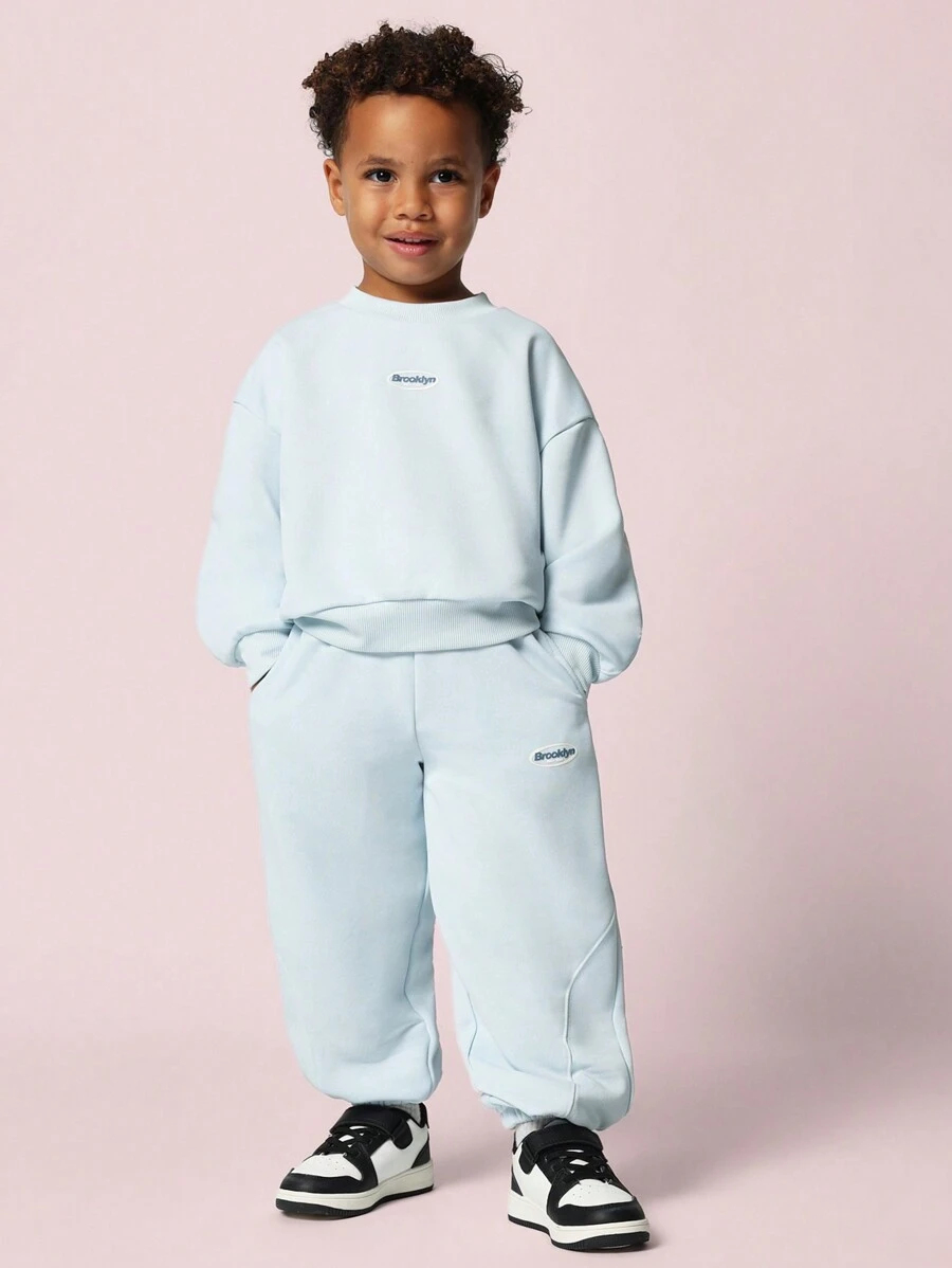 SUMWON 男童舒适圆领卫衣和运动裤两件套，触感柔软，印花图案，度假必备 - 淺藍色 - 查看 1