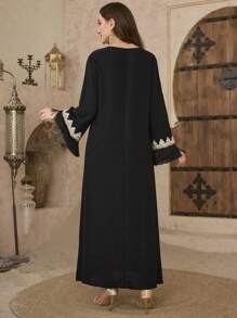 Al Najma 金色刺绣缺口领流苏喇叭袖连衣裙，朴素的卡夫坦 - 黑色 - 查看 2