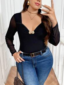 SHEIN Frenchy 大码女式优雅网眼拼接金属扣装饰心形领 T 恤，黑色，春季新品 - 黑色 - 查看 6