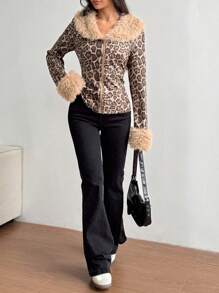 Flirla Chaqueta con cuello y puños de piel sintética con estampado de leopardo, de moda para el otoño
