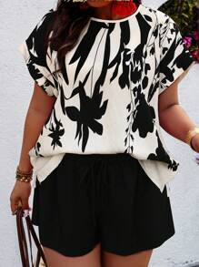 SHEIN LUNE Plus Size 2pcs Set: Random Print Batwing Sleeve Shirt And Solid Color Shorts - Multicolor - View 1