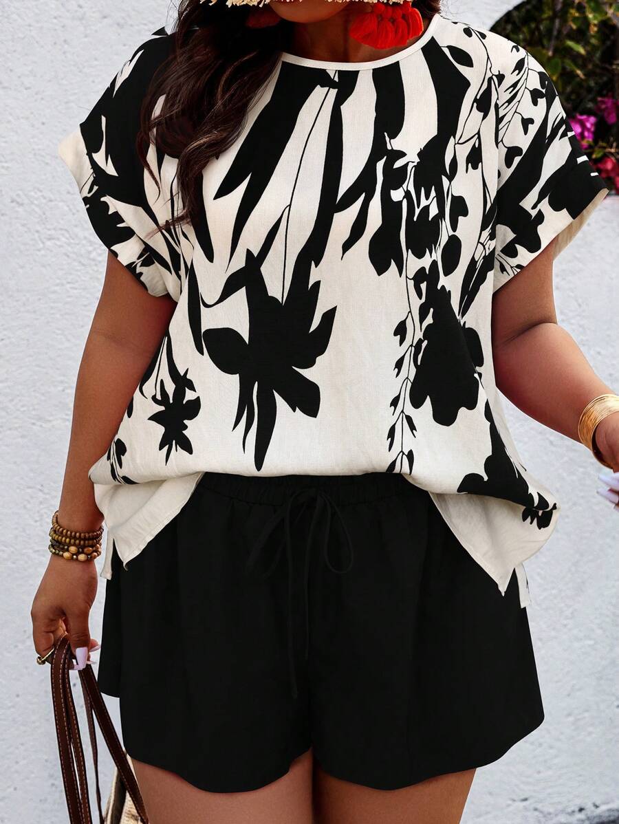SHEIN LUNE Plus Size 2pcs Set: Random Print Batwing Sleeve Shirt And Solid Color Shorts - Multicolor - View 1