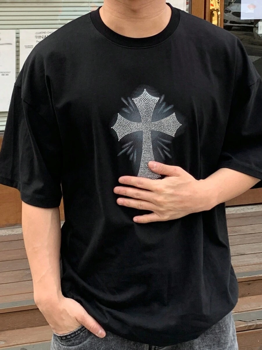 DAZY Kaos Streetwear Kasual Pria dengan Grafis Salib Rhinestone - Hitam - View 1