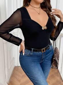 SHEIN Frenchy 大码女式优雅网眼拼接金属扣装饰心形领 T 恤，黑色，春季新品 - 黑色 - 查看 4