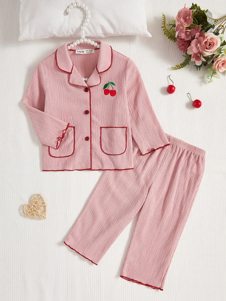 SHEIN Conjunto de pijama com 2 peças para menina bebê, Top de manga longa casual com bordado de cereja rosa e calça, roupa confortável para casa de bebês - Rosa chiclete - Visão 1