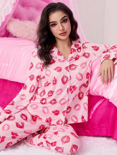 بيجاما رومانسية مطبوعة ببصمة الشفاه على العنق والأكمام الطويلة والبنطلون، طقم للعيد