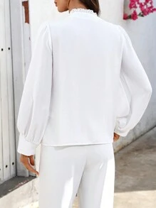Calvaya Blusa de mujer con elegante acabado de encaje blanco minimalista
