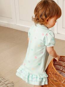 SHEIN Playful Pals Robe polo pour filles toddler avec imprimé cœur couleur bonbon arc-en-ciel, avec garniture florale, coupe évasée. Convient pour le printemps/été, la Saint-Valentin, l'extérieur - Bleu azur - Voir 2