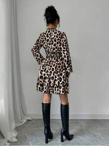 SHEIN Frenchy Vestido corto de cambio minimalista con estampado de leopardo, de manga larga y escote en V para mujer - Multicolor - Ver 2