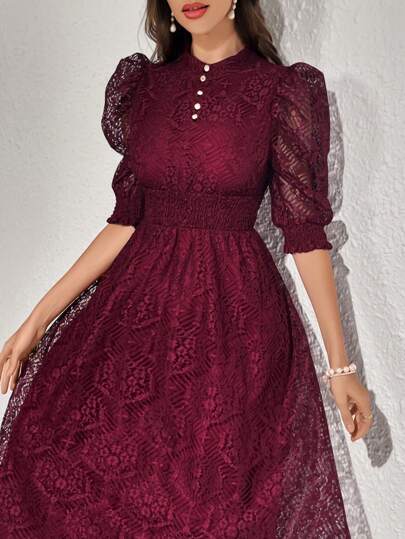 Modelyn 蕾丝面板纽扣细节腰部收紧复古连衣裙，优雅晚会礼服